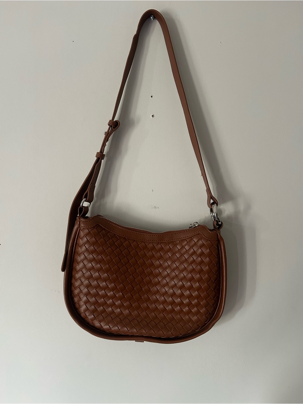 Woven vegan Leather Shoulder Bag in Brown